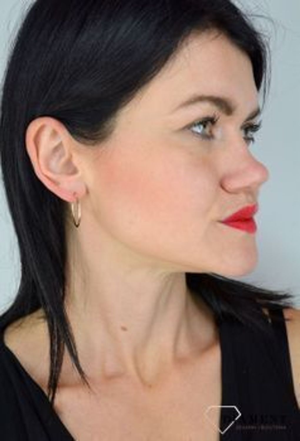 Kolczyki złote kółka próba 375, KL 1277F 375 Stylowe kolczyki wykonane z wysokiej jakości złota próby 375. Kolczyki mają kształt kółek. Kolczyki typu koła to ponadczasowa biżuteria, która pasuje do każdego.jpg